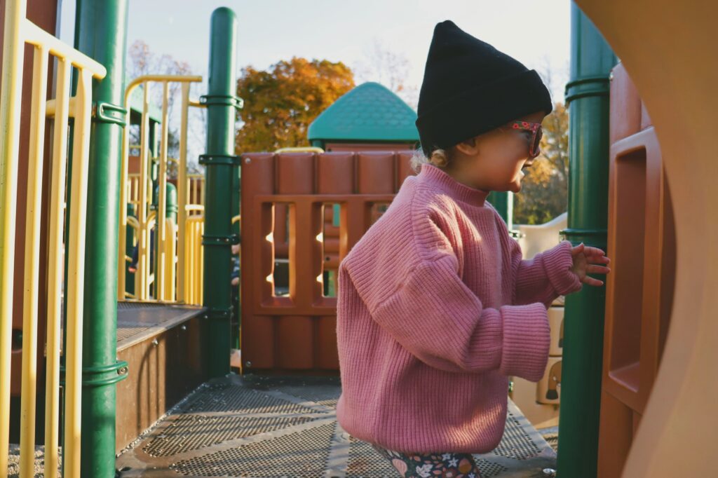 Kind spielt auf einem Spielplatz, Symbolbild zum Weltkindertag