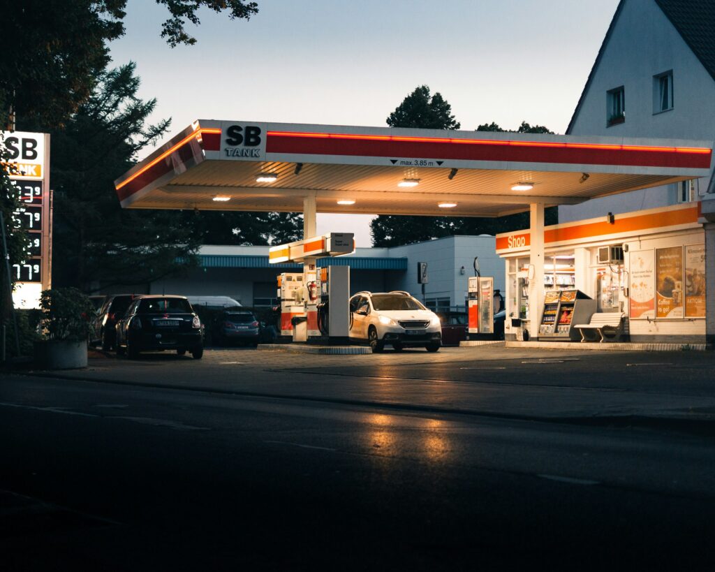 Autos an einer Tankstelle