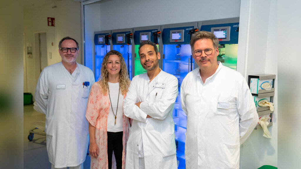 V.l.: Prof. Dr. Frank Grünhage, Alina Hellmann, Atef Abdelhay und Dr. Daniel Vidaček vor der Endoskopie-Ausstattung im KRH Klinikum Siloah