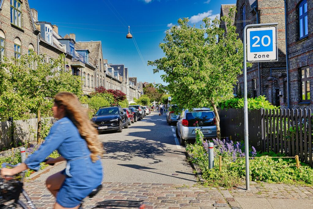 Tempo-30-Schild an einer ruhigen Wohnstraße, Symbolbild für Geschwindigkeitsbegrenzung