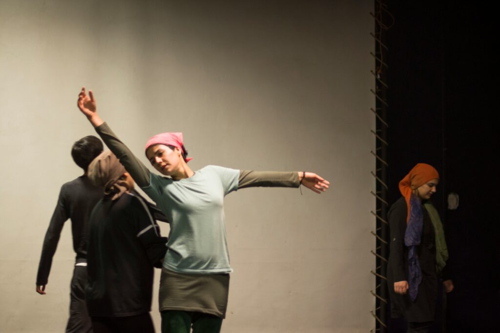 Symbolbild: Zwei Menschen bei einer Theaterübung