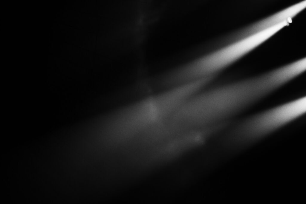 Bühnenlicht im Dunkeln als Symbolbild für ein Theaterstück