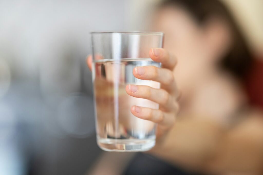 Ein Glas frisches Leitungswasser wird eingeschenkt