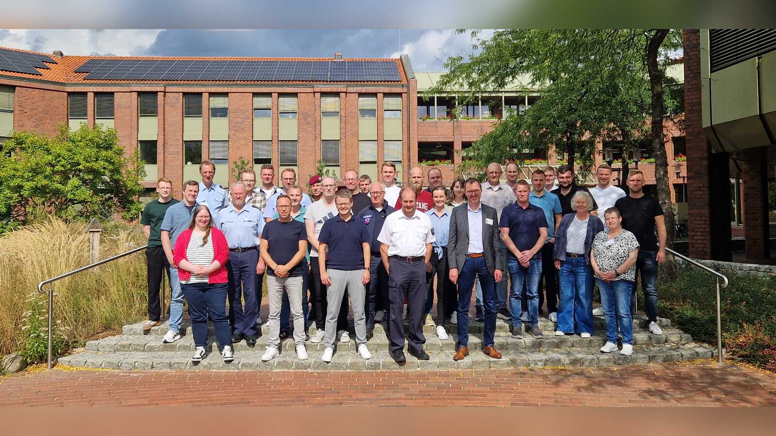 Der Krisenstab arbeitet im Lagezentrum des Meppener Kreishauses an der Bewältigung der Übungslage