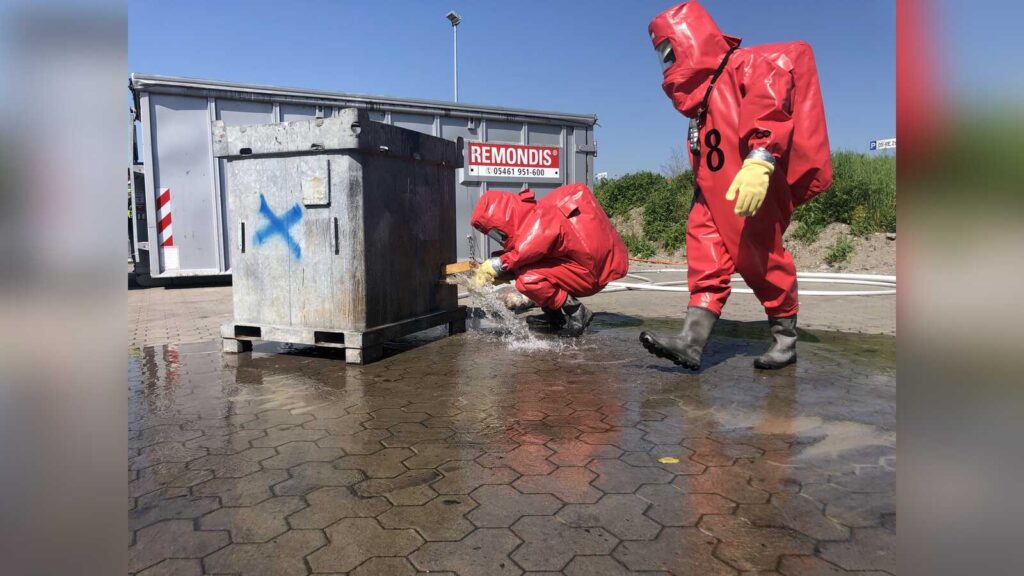 Einsatzkräfte bei einer Gefahrstoffübung