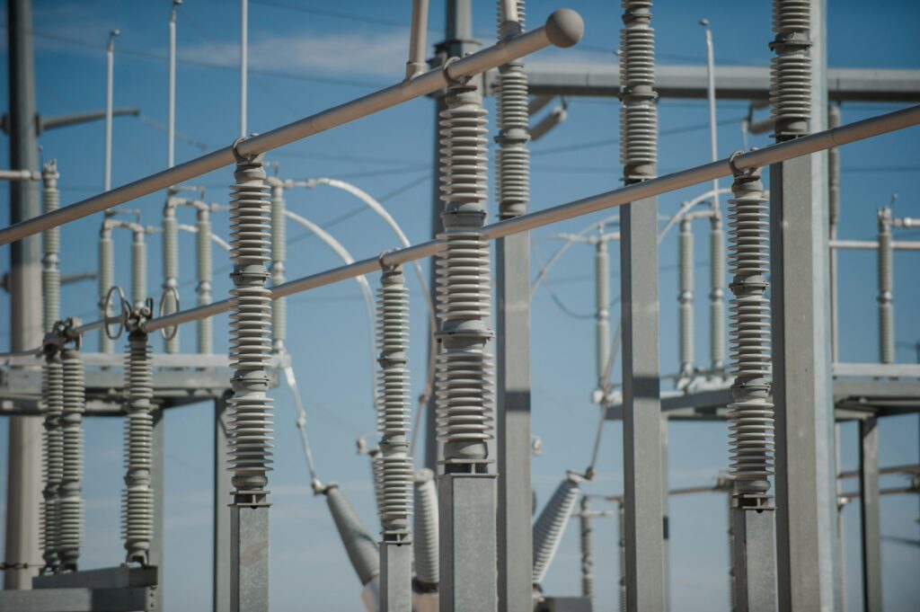 Umspannwerk mit Hochspannungsmasten, Symbolbild fuer kritische Energieinfrastruktur