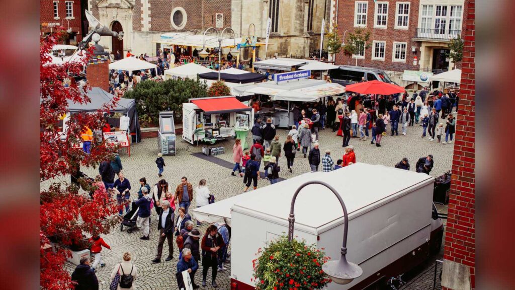 Marktstände und Besucher auf dem Coesfelder Marktplatz am Ursula-Sonntag