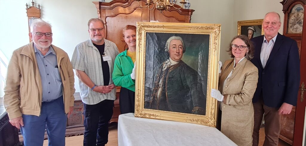 Vorstände des Heimatvereins Leer und der Hans-Heyo Prahm Stiftung mit dem Gemälde von Oncko von Rehden