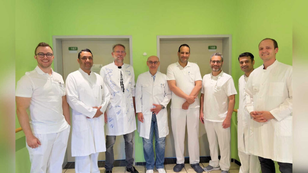 Dr. med. Jörg Sommer (Dritter von links) wird von seinem Team am St.-Franziskus-Hospital Lohne in den Ruhestand verabschiedet