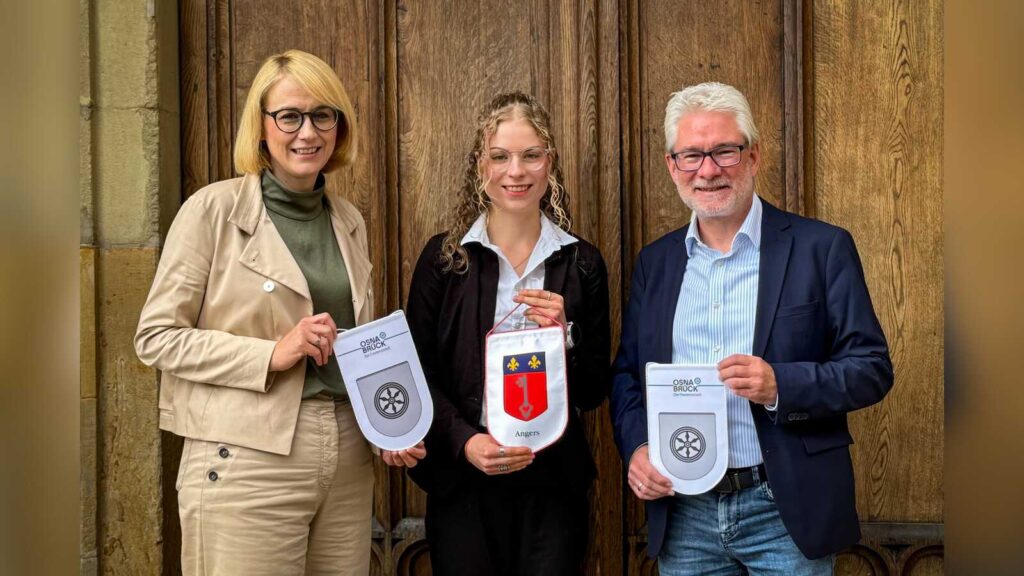 Oberbürgermeisterin Katharina Pötter und Jens Koopmann verabschieden Städtebotschafterin Julina Huppert