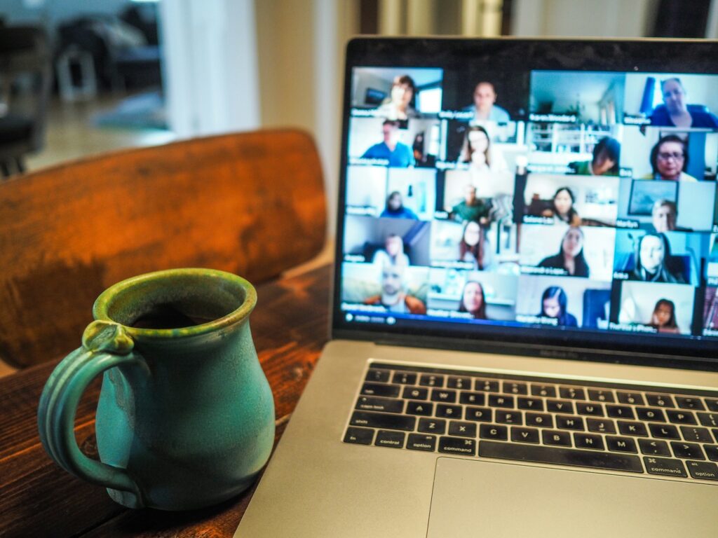Person nimmt an einer Videokonferenz am Laptop teil, Symbolbild zur digitalen IHK-Begrüßungsveranstaltung
