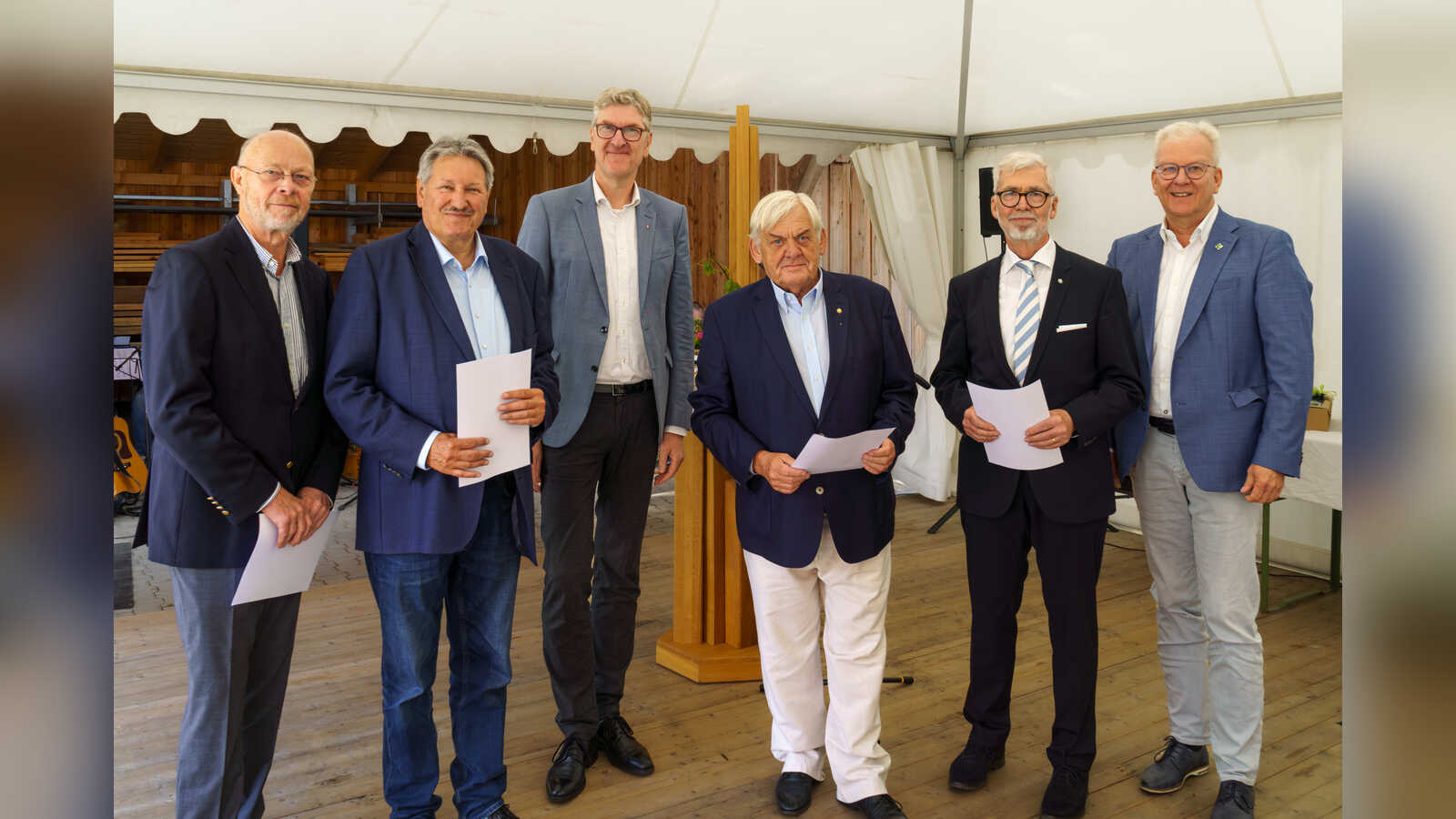 Diözesan-Caritasdirektor Johannes Buß überreicht Ehrenurkunden und Ehrennadeln an scheidende Vitus-Ehrenamtliche