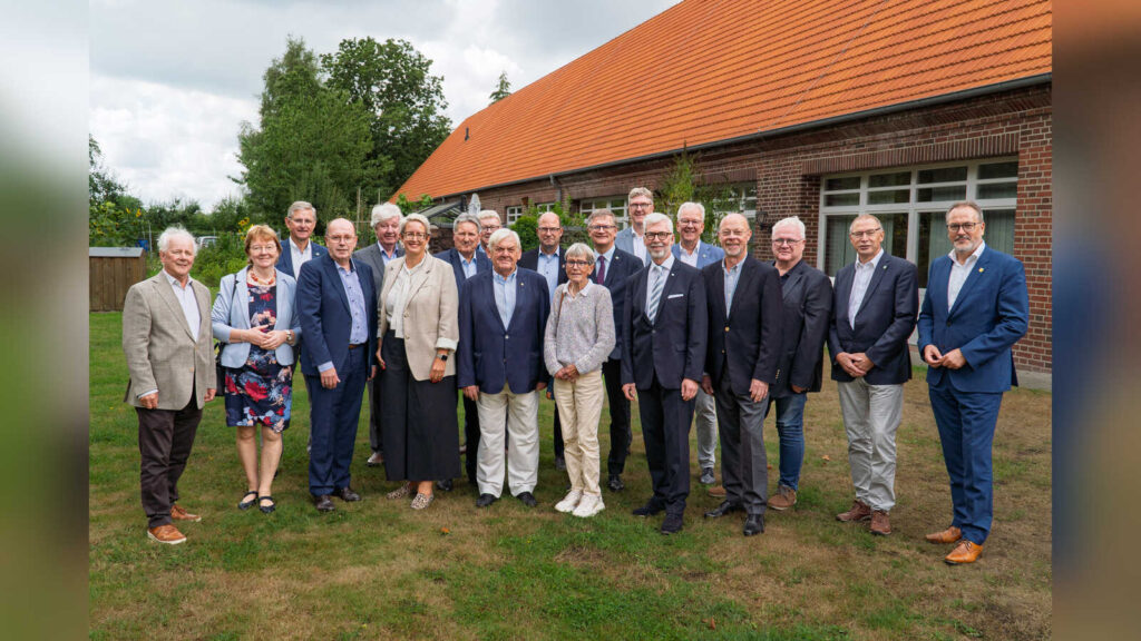 Gruppenfoto ehemaliger, aktueller und neuer Mitglieder der Vitus Trägergremien