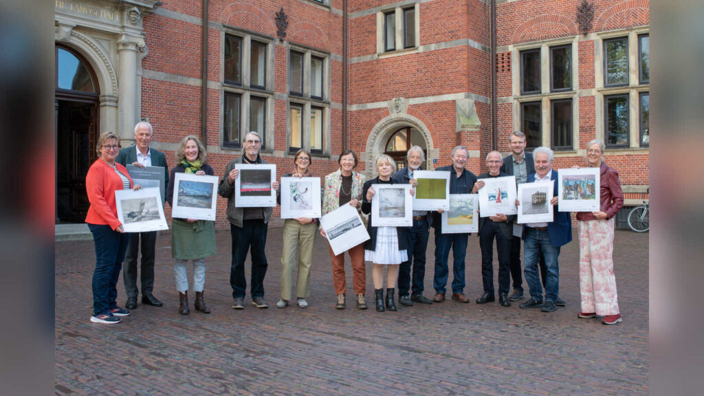 Künstler und Vertreter von Ostfriesischer Landschaft und Landschaftlicher Brandkasse stellen den Ostfriesischen Kunstkalender 2027 vor
