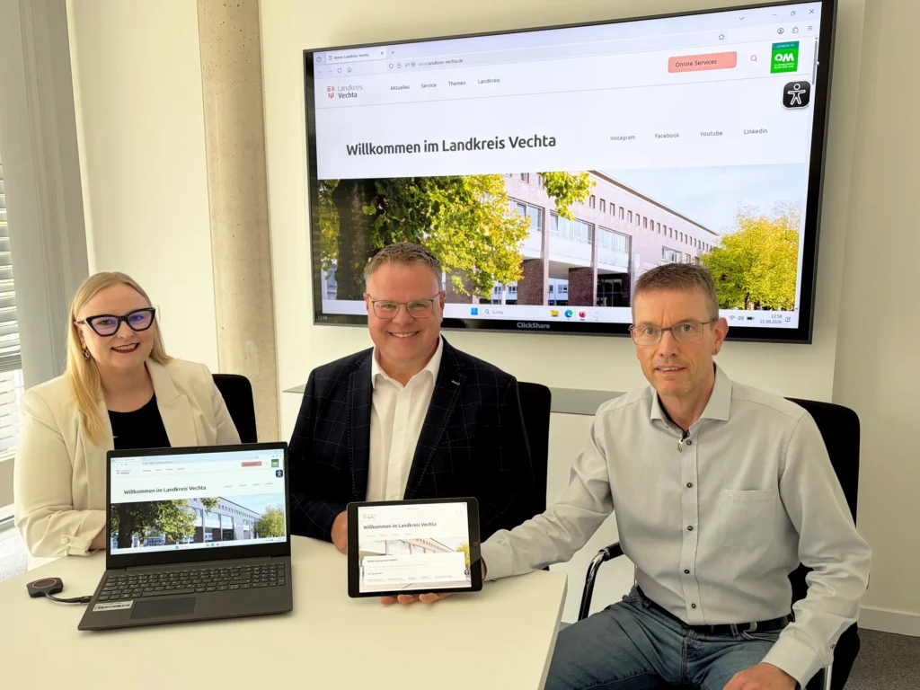 Landrat Tobias Gerdesmeyer, Eva-Maria Dorgelo und Matthias Holtvogt präsentieren die neue Homepage des Landkreises Vechta