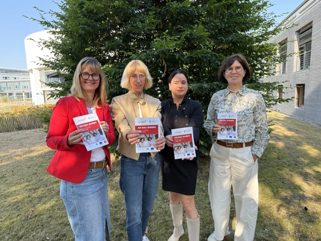 Nancy Menke, Renate Hitz, Nadine Bornemann und Anette Schlarmann stellen das neue Programmheft der Koordinierungsstelle Frauen und Wirtschaft vor