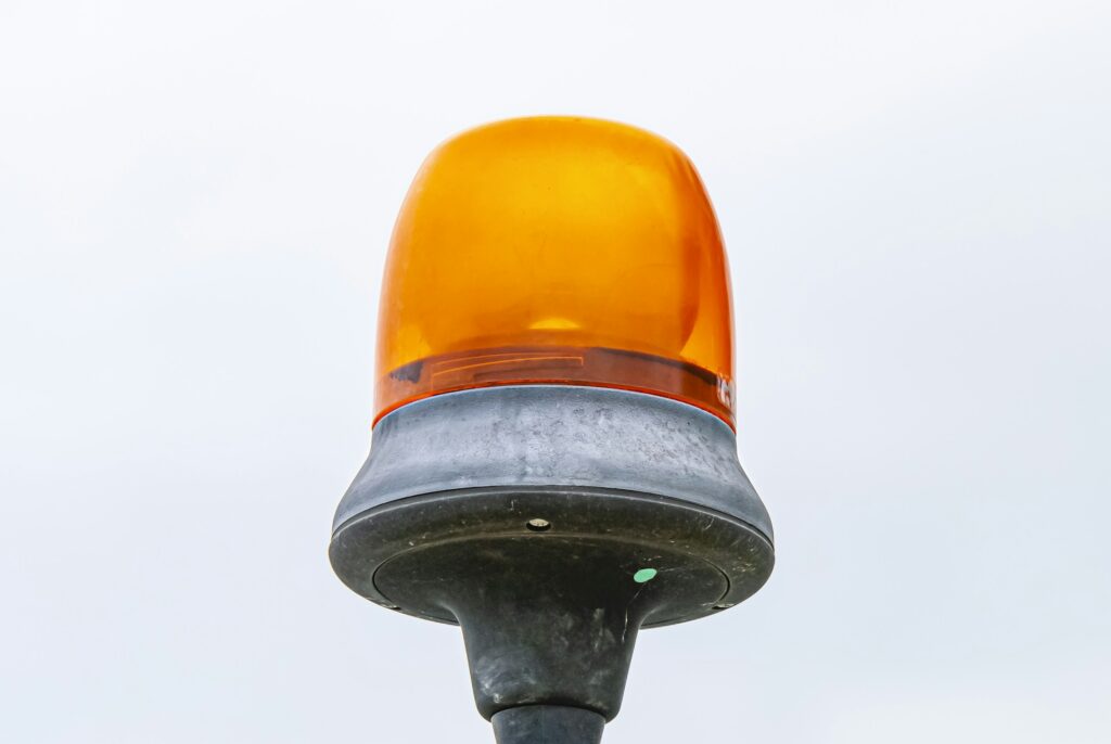 Orangefarbenes Warnlicht als Symbolbild für den bundesweiten Warntag