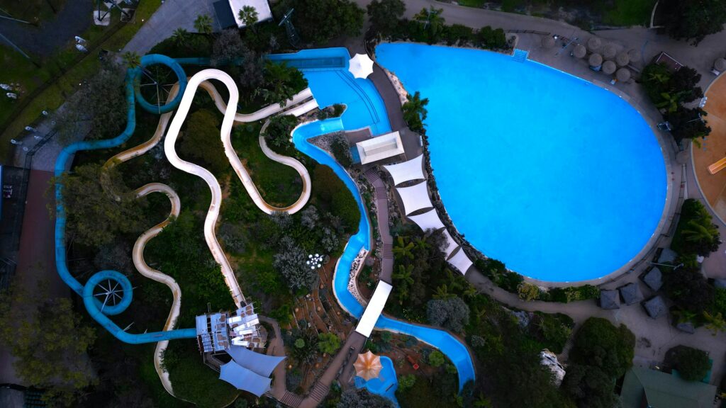 Wasserrutsche mit Rutschendem und Spritzwasser im Schwimmbad, Symbolbild zu den Rutschmeisterschaften im Ocean Wave Norddeich