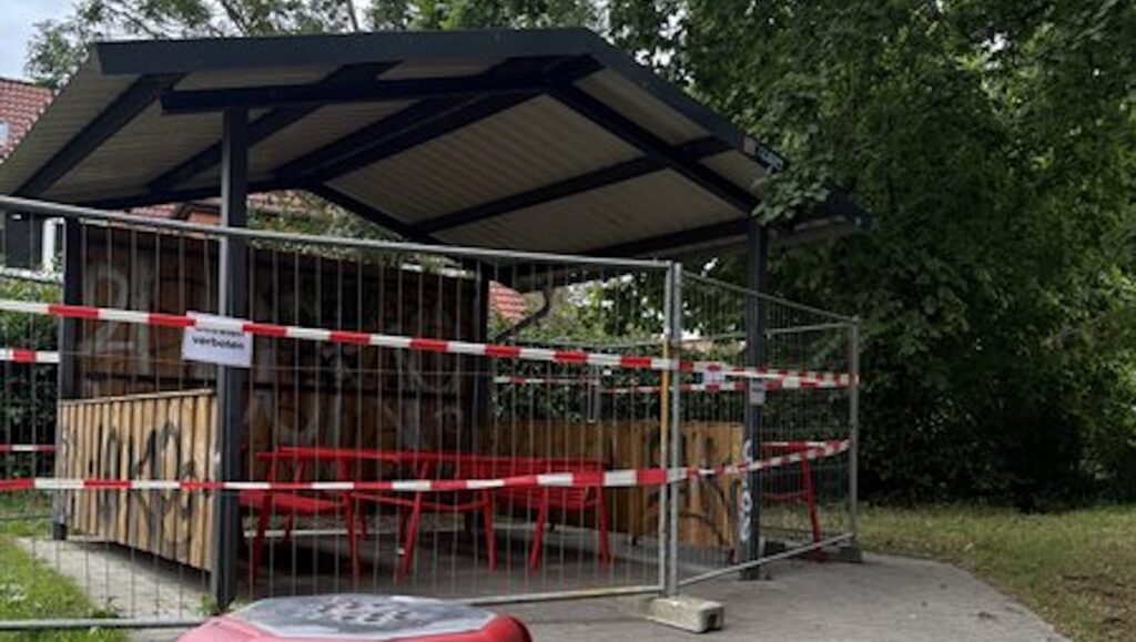 Die wegen wiederholten Vandalismus eingezäunte Wetterschutzhütte am Hammerkeweg in Aurich