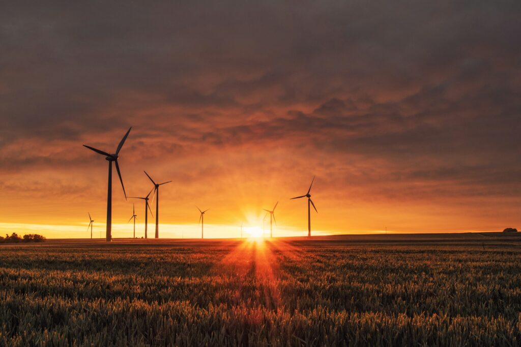 Windräder vor blauem Himmel, Symbolbild für erneuerbare Energien