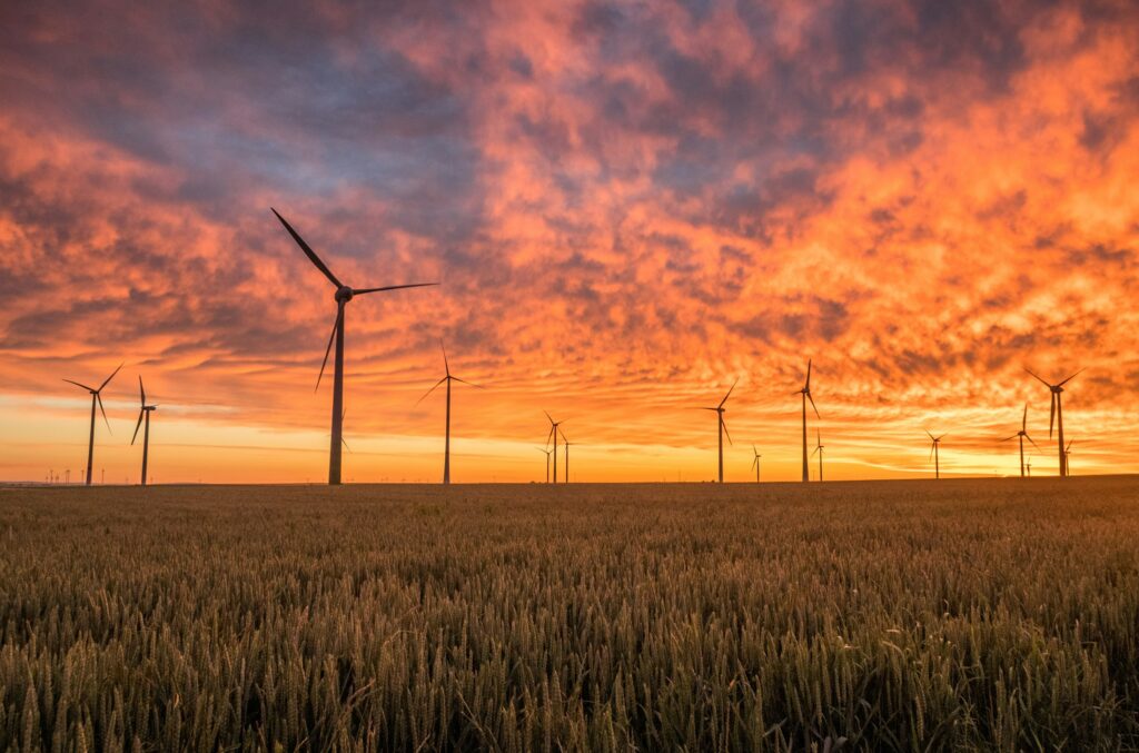 Windräder vor Himmel als Symbolbild für erneuerbare Energien