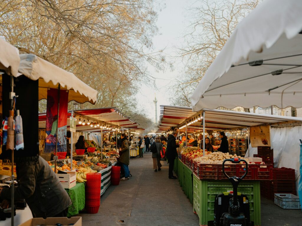 Marktstände mit frischem Obst und Gemüse, Symbolbild für einen Wochenmarkt