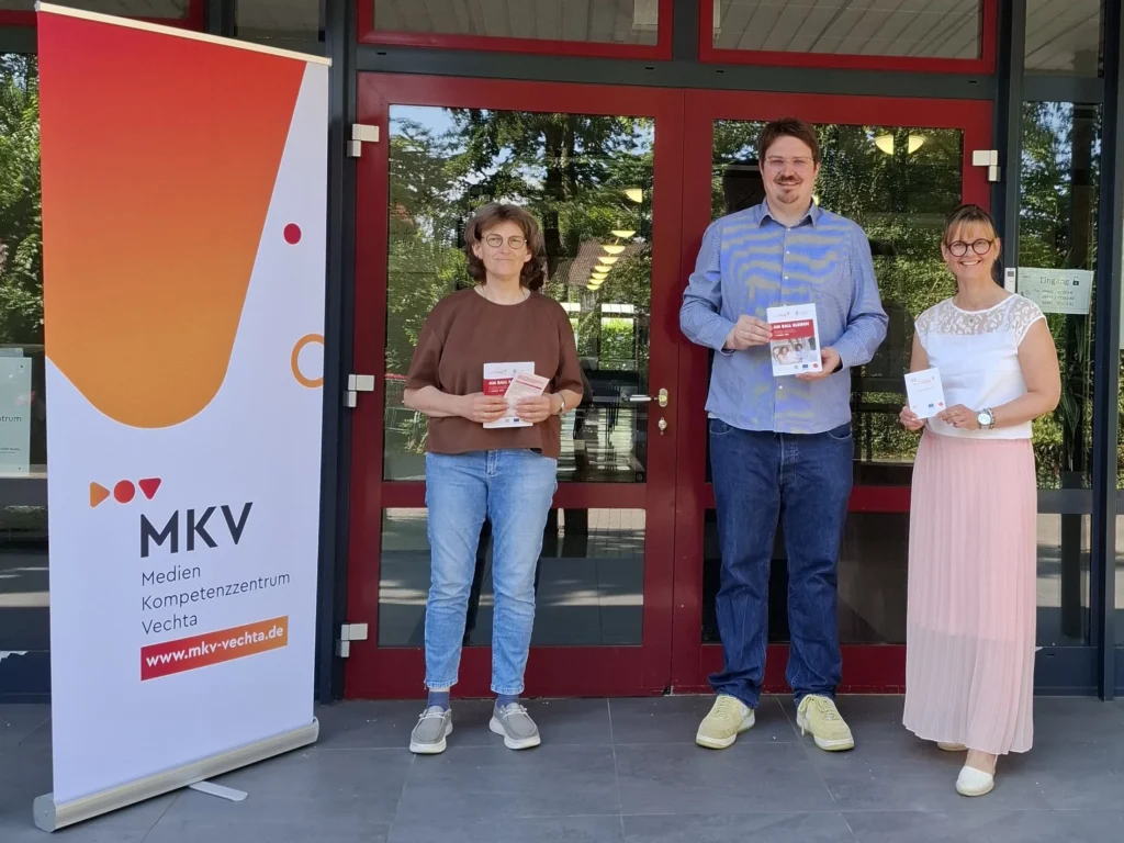 Hiltrud Bellersen, Benjamin Möbus und Nancy Menke freuen sich über zahlreiche Teilnehmerinnen am KI-Workshop