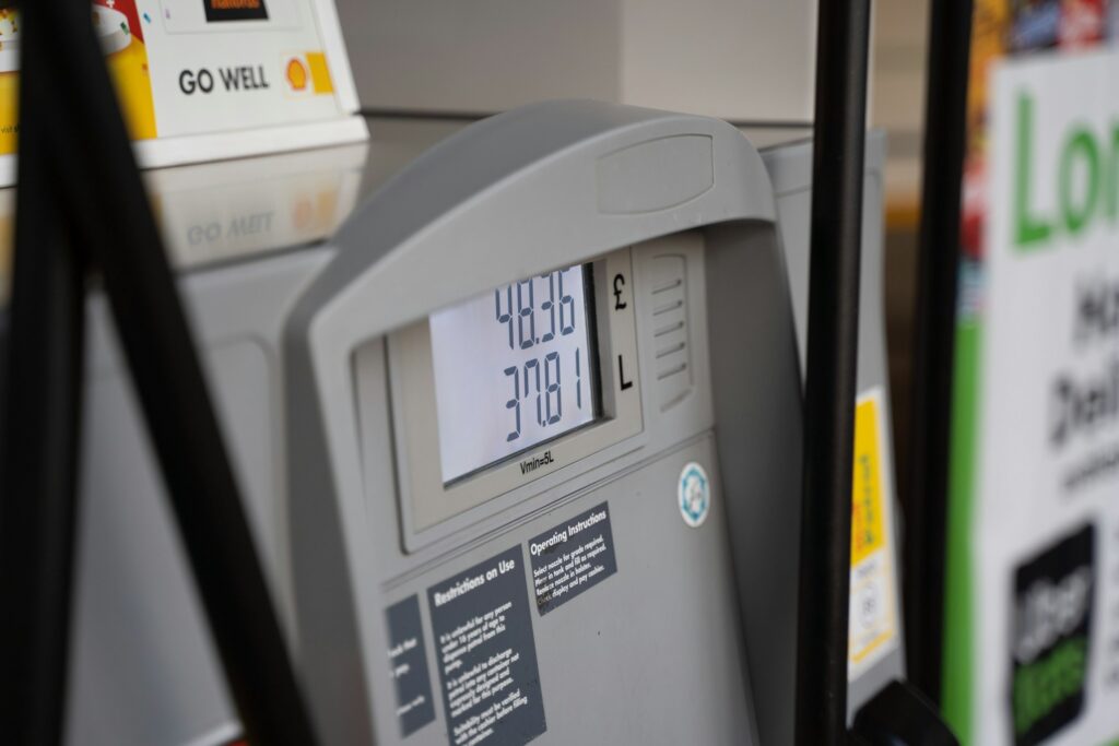 Symbolbild: Nahaufnahme einer Zapfsäule an einer Tankstelle