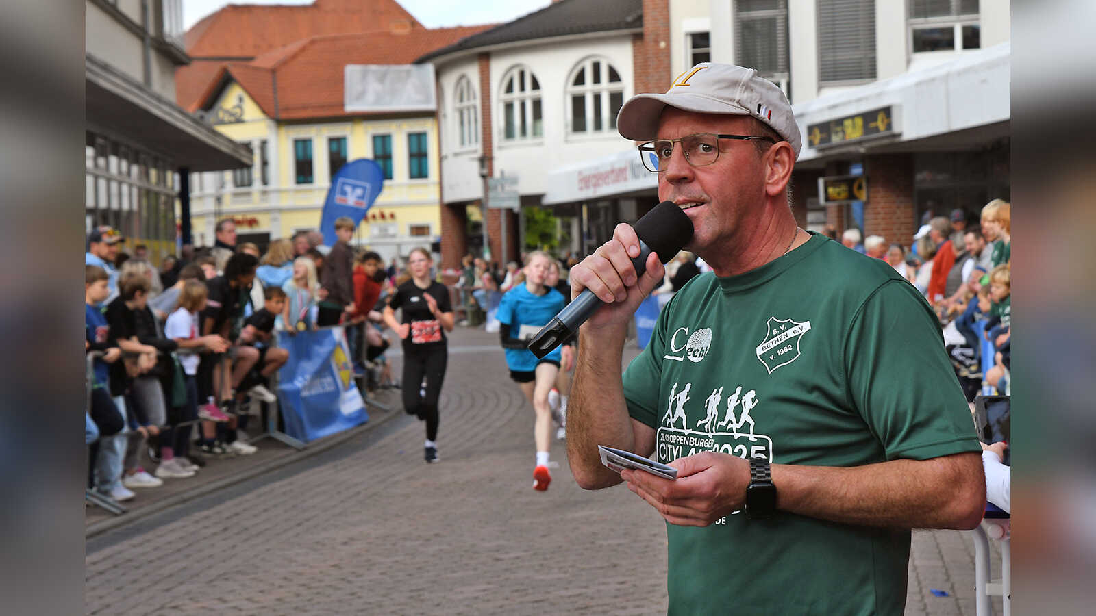 Moderator Michael Oberschelp beim Citylauf Cloppenburg 2025