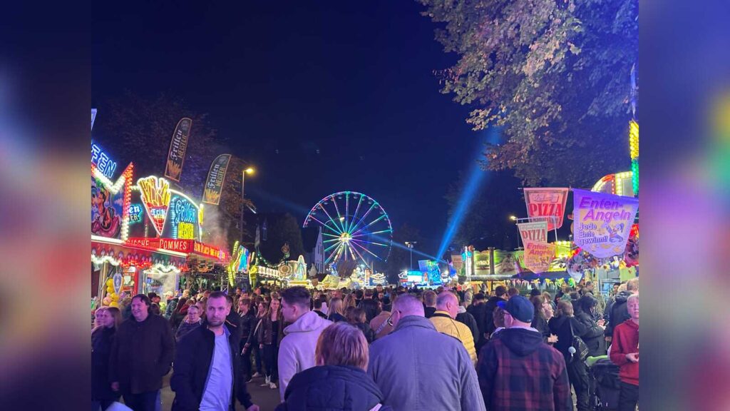 Fahrgeschäfte und Besucher auf dem Gallimarkt in Leer