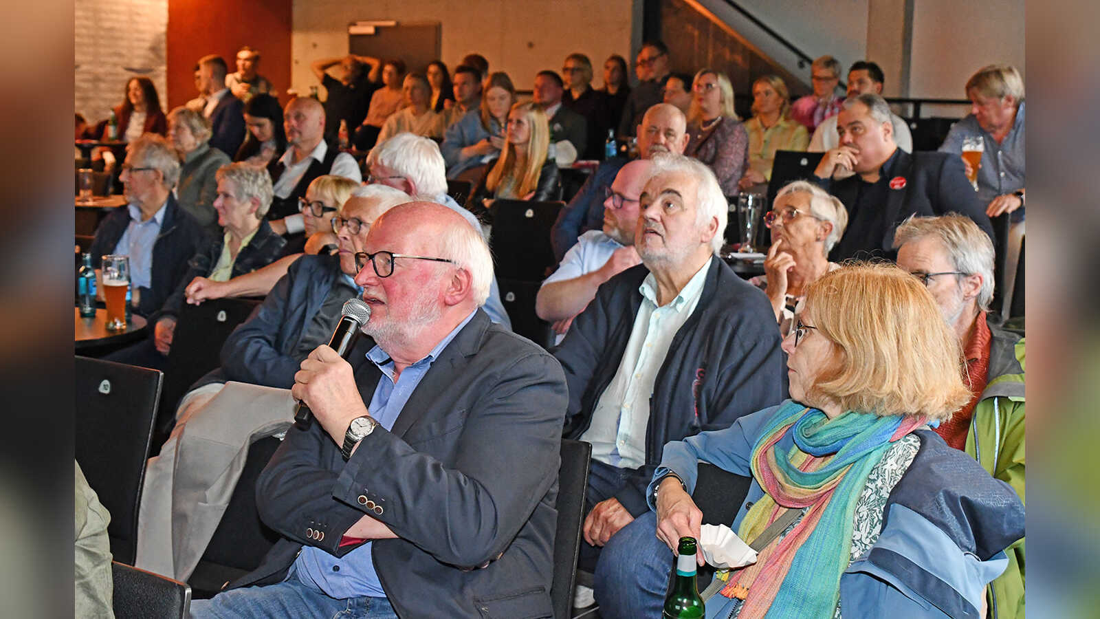 Hubert Kulgemeyer erläutert die Wahlergebnisse vor Publikum im Kulturbahnhof