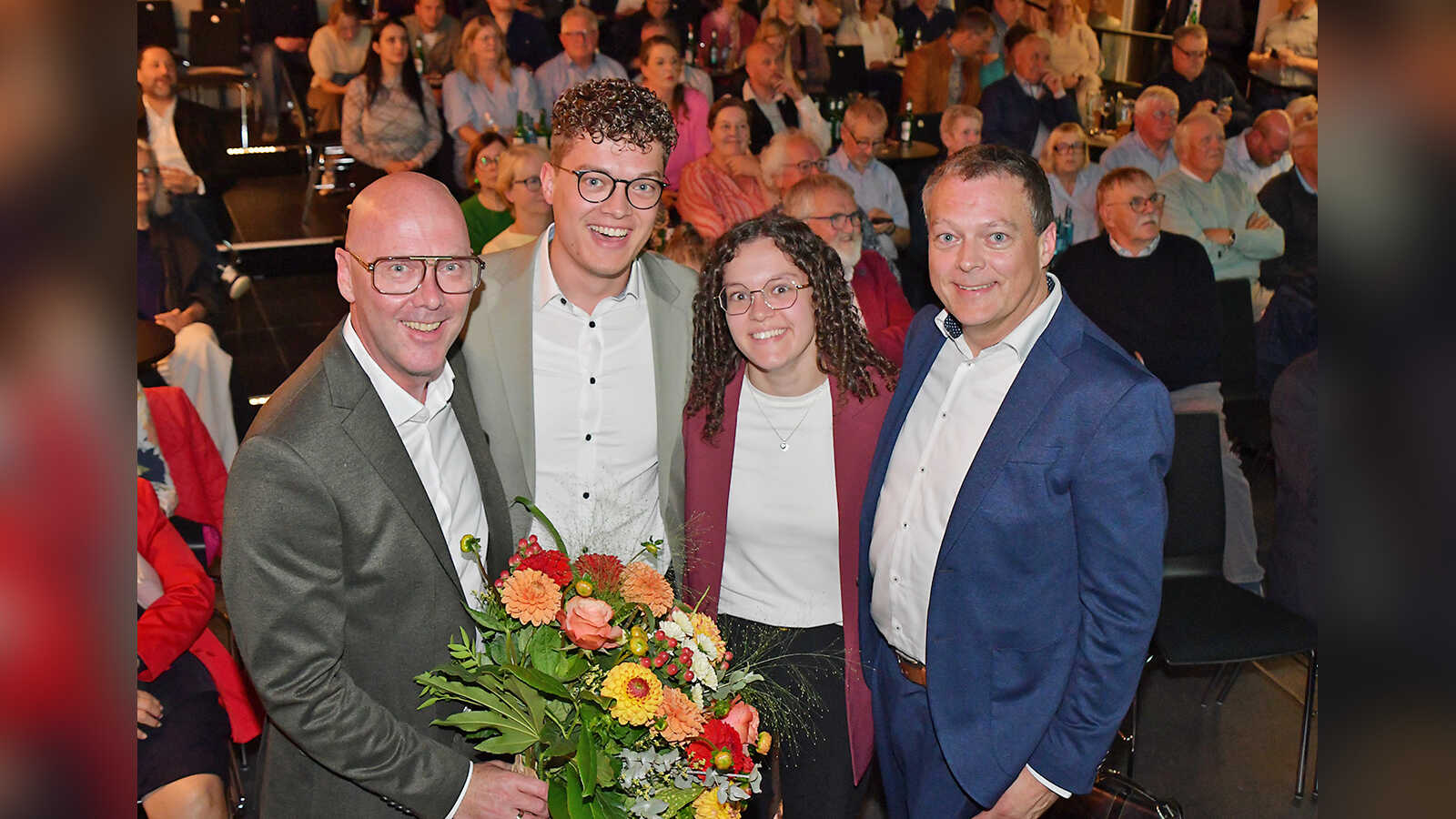 Bürgermeister Neidhard Varnhorn mit Ehemann Markus Acquistapace und den Zwillingen am Wahlabend