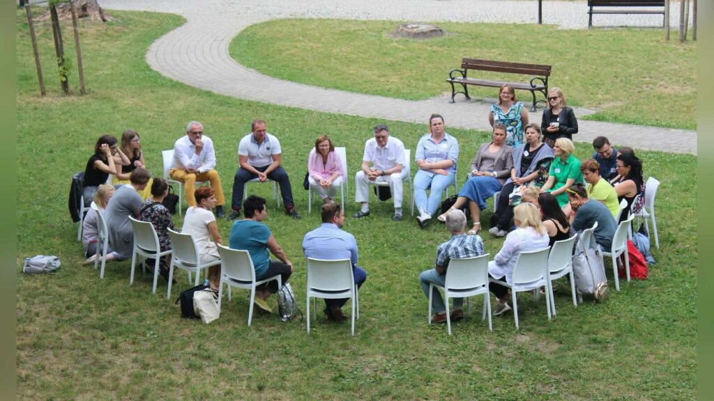 Gesprächskreis im Freien, Symbolbild für die neue Selbsthilfegruppe für Erwachsene mit ADHS und AuDHS in Osnabrück