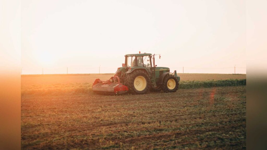 Traktor auf einem Feld, Symbolbild für einen landwirtschaftlichen Betrieb