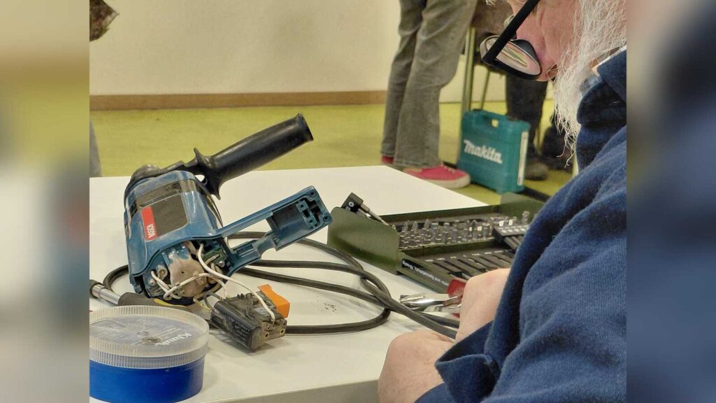 Reparatur eines Gegenstands im Repair Café