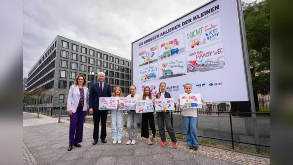 Christiane Leonard, Verkehrsminister Steffen Bilger und fünf Kinder mit ihren Plakatmotiven vor dem Bundesministerium für Verkehr