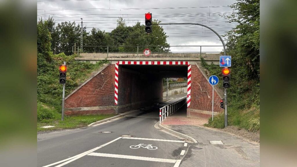 Verkehrsführung für ortseinwärts fahrende Radfahrer an der Bahnunterführung Emsstraße in Salzbergen