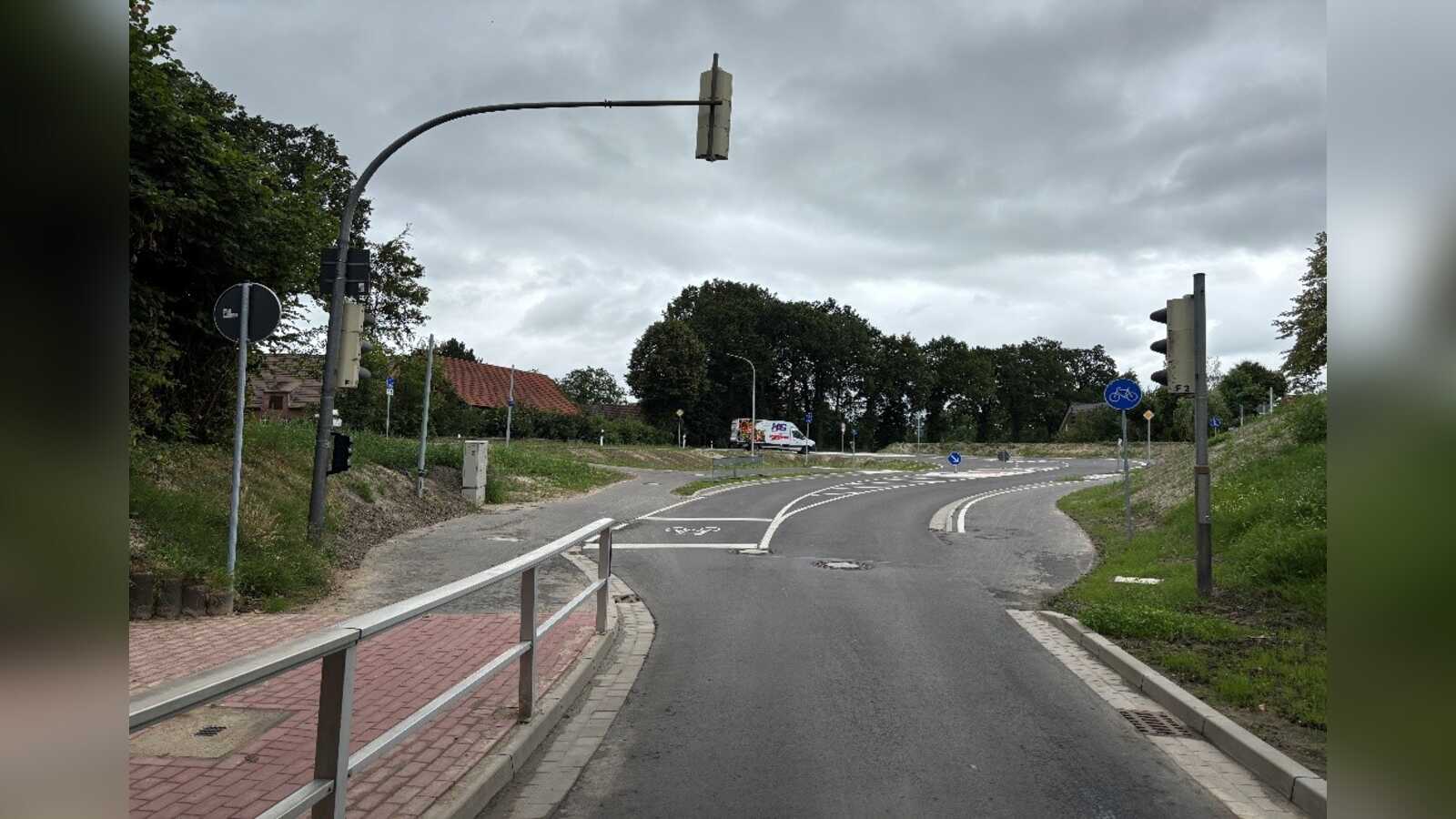 Radweg-und-Querungshilfe-nach-der-Unterführung