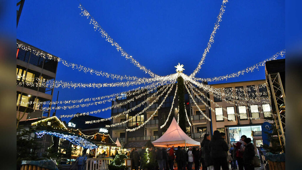 Eröffnung des Cloppenburger Weihnachtsmarkts, an dem auch die Bürgerbude für Vereine und Initiativen steht