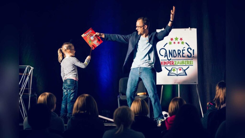 Zauberkünstler André S. bei seiner Zaubershow mit Kinderpublikum