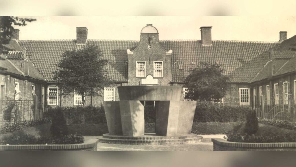 Historische Aufnahme des Ehrenmals vor dem ehemaligen Armenhaus in Weener, dem heutigen Heimatmuseum