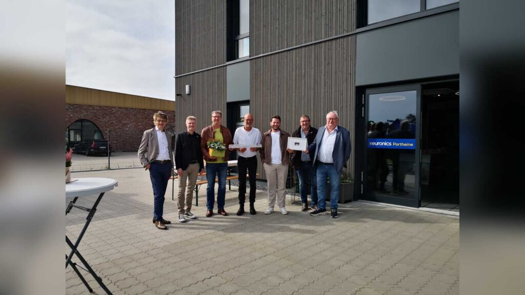Vertreter der Stadt Lingen gratulieren der Geschäftsführung von EURONICS Portheine zum neuen Standort in Brögbern