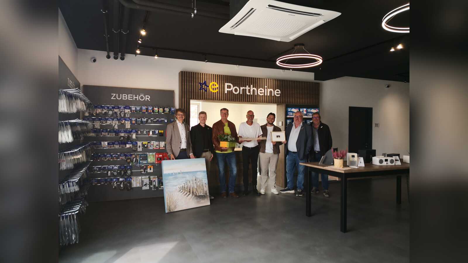 Gratulanten bei der Eröffnung des neuen EURONICS-Standorts der Portheine electronic KG in Brögbern