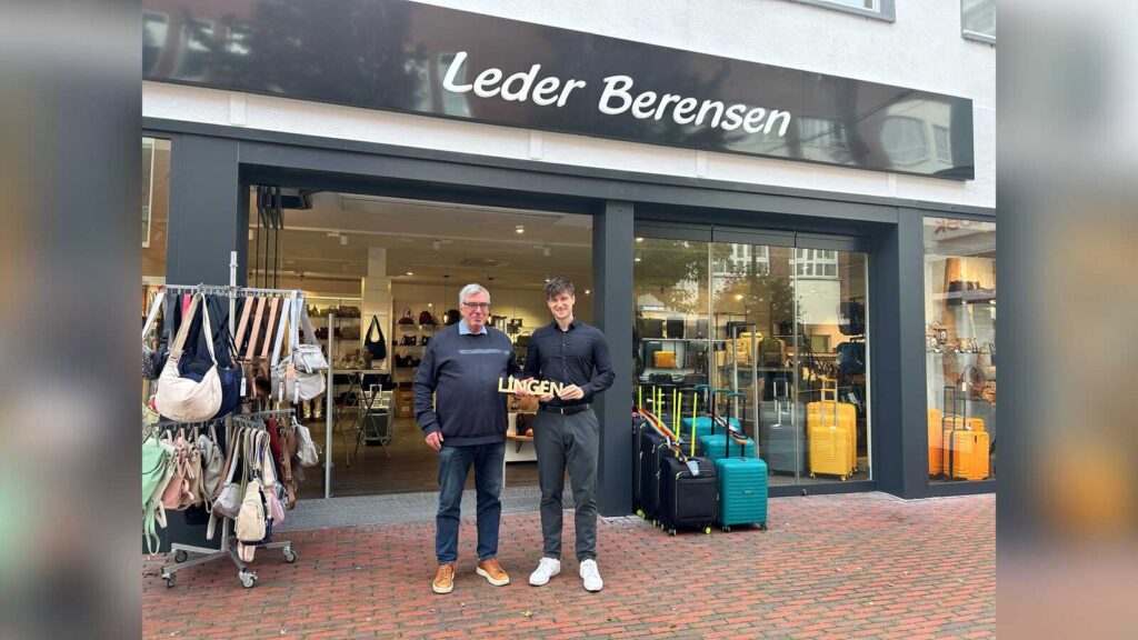 Citymanager Moritz Lüttel gratuliert Geschäftsführer Jürgen Berensen zur Neueröffnung von Leder Berensen in der Lingener Lookenstraße