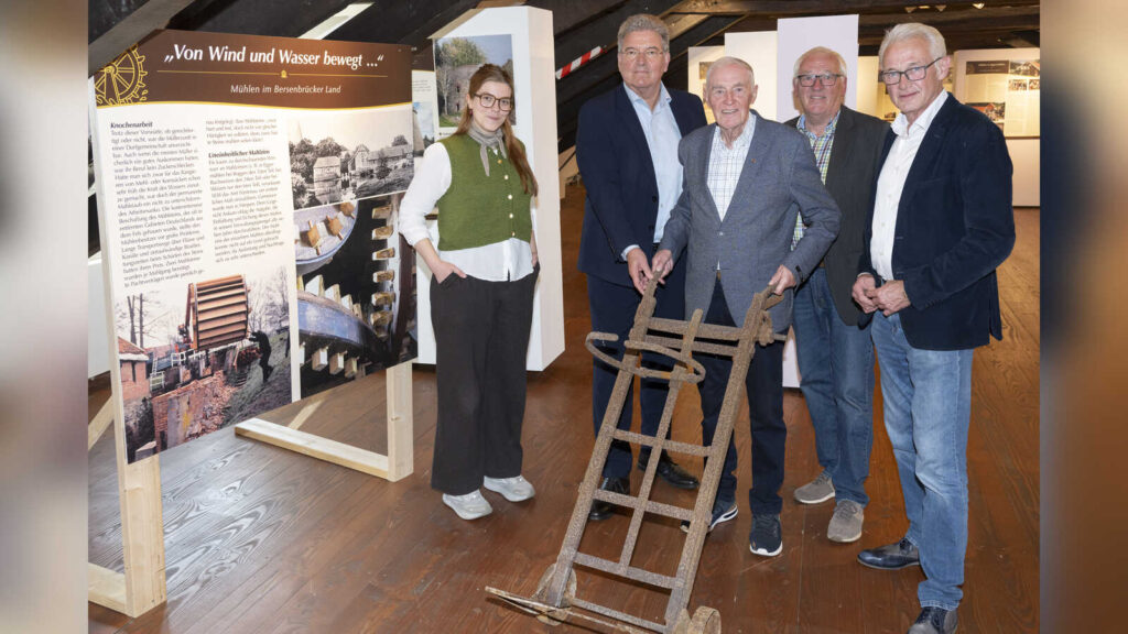 Fünf Personen bei der Eröffnung der Mühlen-Ausstellung im Museum im Kloster Bersenbrück, darunter Museumsleiterin Kim Winkelmann, Kreisrat Matthias Selle und Bürgermeister Christian Klütsch