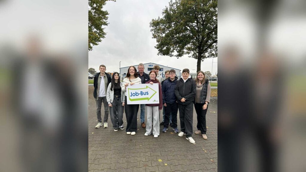 Gruppenfoto von Schülerinnen und Schülern beim Job-Bus der Ems-Achse im vergangenen Jahr