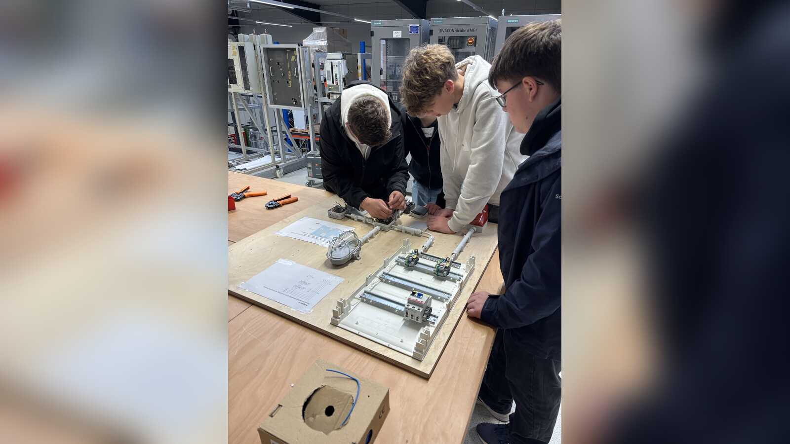 Jugendliche probieren beim Job-Bus der Ems-Achse an einer Übungsstation handwerkliche Tätigkeiten aus