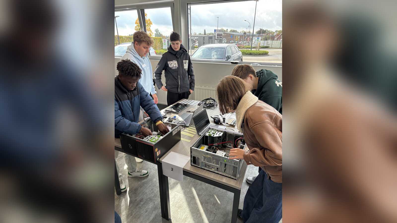 Teilnehmende des Job-Busses lernen den Aufbau und die Bauteile eines Computers kennen