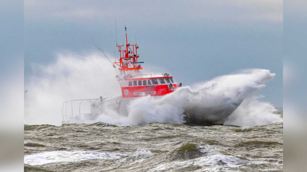 Seenotrettungskreuzer THEO FISCHER der DGzRS auf See
