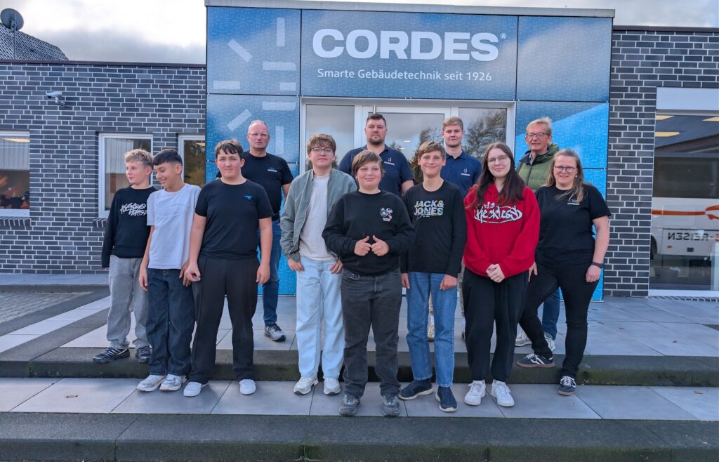 Gruppe aus Jugendlichen und Mitarbeitenden vor dem Firmengebäude von Cordes in Steinbild